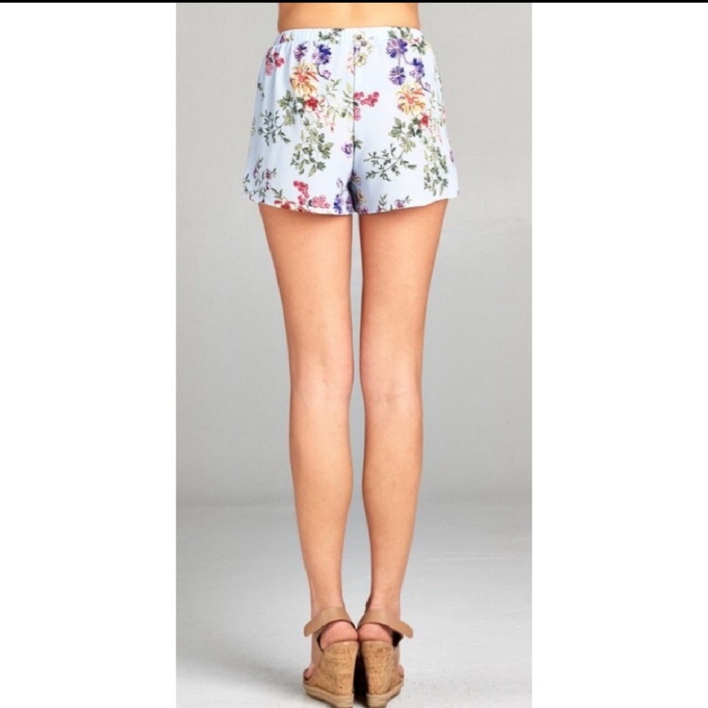 🐘🎉HP🎉🍒Flirty floral shorts🍒 - Picture 3 of 3